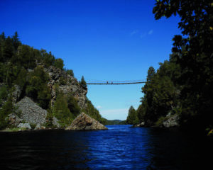 Pont suspendu lac foret route des explorateurs
